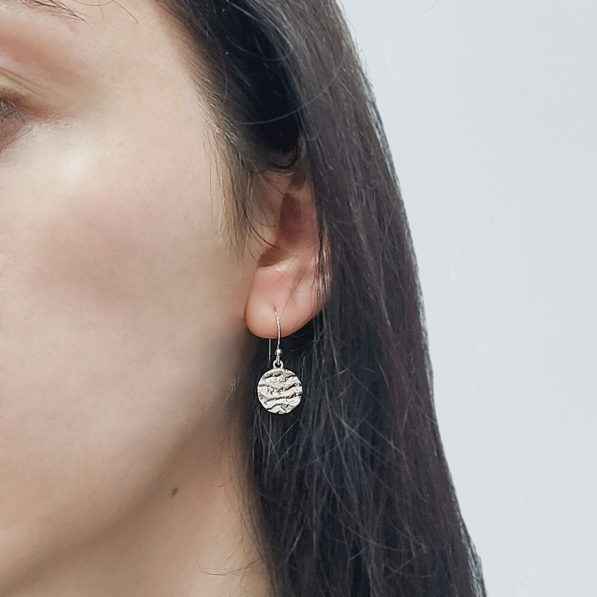 DELICATE DISC EARRINGS Gorgeous small dangle earrings with wavy texture & very shiny, suitable for every occasion! For a minimalist & classy style that every woman loves !