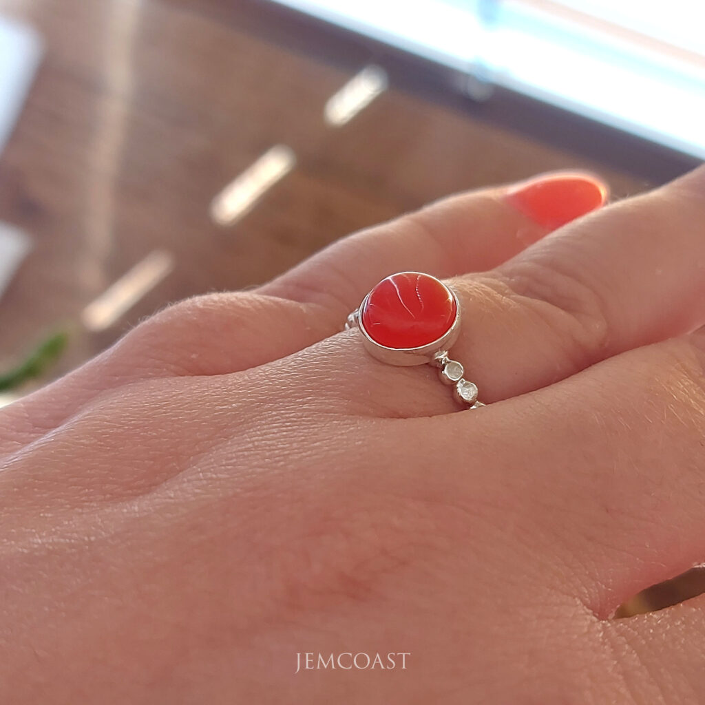 A stunning small red jade ring, made of 925 sterling silver.