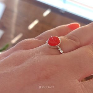 A stunning small red jade ring, made of 925 sterling silver.